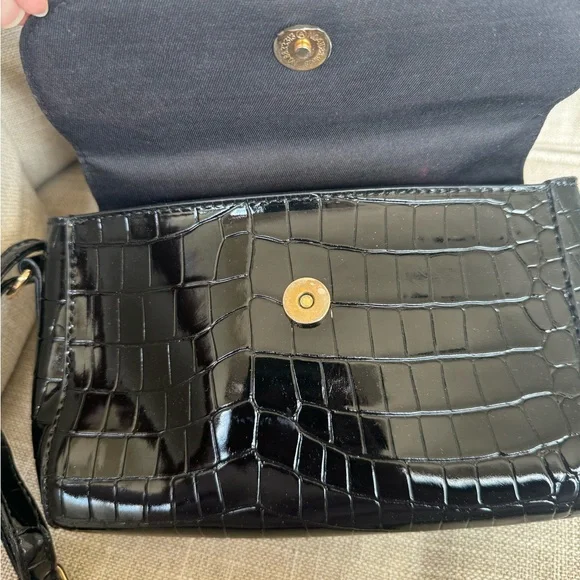 Black flap crossbody bag with top handle - Picture 9 of 10